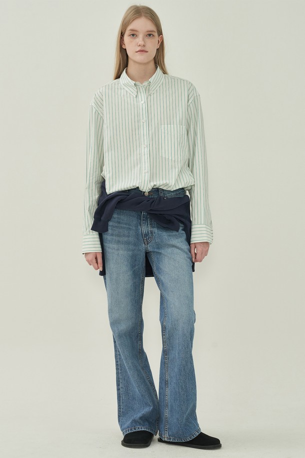 라이트 블루 컬러의 노멀 부츠컷 데님입니다. 여성 의류로, 봄, 여름, 가을 계절에 착용하기 좋은 긴 기장의 데님 팬츠입니다. 베이직하고 캐주얼한 스타일로, 데이트룩이나 봄 소풍룩에 잘 어울립니다. 레귤러핏으로 제작되었으며, 무지 패턴의 데님 소재입니다. 캐주얼, 미니멀 스타일을 즐겨 입는 분들께 추천합니다.
