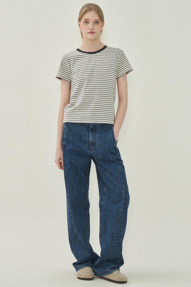 다크블루 색상의 노멀 사이드 라인 데님입니다. 남녀 공용으로 착용 가능하며, 봄, 가을에 어울리는 긴 기장의 데님 팬츠입니다. 베이직하고 캐주얼한 스타일로, 일상복으로 활용하기 좋습니다. 뻣뻣한 데님 소재에 스트레이트 핏으로 제작되었으며, 사이드 라인 디테일이 특징입니다. 레귤러 핏으로 편안하게 착용할 수 있습니다.
