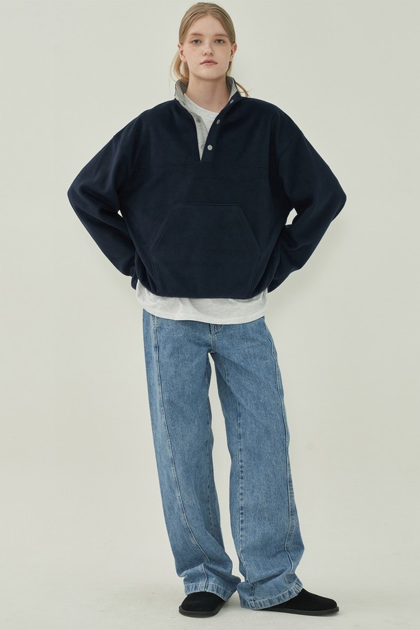 노멀 사이드 라인 데님 - Light Blue는 캐주얼과 미니멀 스타일을 모두 아우르는 데님 팬츠입니다. 밝은 Light Blue 컬러에 무지 패턴으로 어떤 상의와도 쉽게 매치할 수 있습니다. 봄, 여름, 가을에 적합하며, 뻣뻣한 촉감의 데님 소재로 제작되었습니다. 루즈핏 와이드 실루엣에 사이드 라인 디테일이 더해져 트렌디한 무드를 연출합니다. 일상에서 편안하게 착용하기 좋은 아이템입니다.
