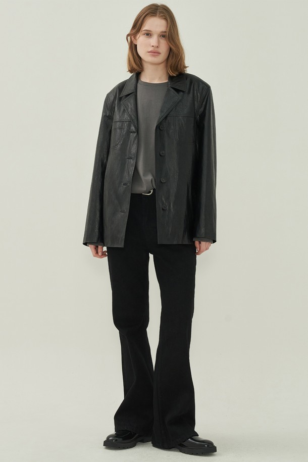 레더 클래식 재킷 - Black은 여성의 오피스룩과 모임룩을 위한 아우터입니다. 클래식하고 미니멀하며 시크한 스타일을 연출하며, 봄, 가을에 어울리는 두꺼운 가죽 소재의 레귤러 핏 재킷입니다. 테일러드 칼라와 싱글 버튼, 버튼 디테일이 특징이며, 뻣뻣한 촉감과 긴 소매 기장으로 세련된 느낌을 더합니다. 무지 패턴의 블랙 컬러는 다양한 스타일과 매치하기 용이하여 활용도가 높습니다.
