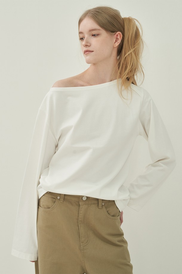 보트넥 오프숄더 티셔츠 - White는 부드러운 면 소재로 제작되어 얇고 시원한 착용감을 선사합니다. 베이직하고 캐주얼한 무드로, 데이트룩이나 모임룩 등 다양한 TPO에 활용하기 좋습니다. 레귤러핏에 긴 소매 기장으로, 봄, 여름 시즌에 편안하게 즐겨 입을 수 있습니다. 보트넥과 오프숄더 디자인으로 여성스러움을 강조하며, 미니멀, 캐주얼, 로맨틱 스타일을 연출하기 좋습니다. 무지 디자인의 화이트 색상으로 어떤 하의와도 쉽게 매치하여 스타일리시한 룩을 완성할 수 있습니다.
