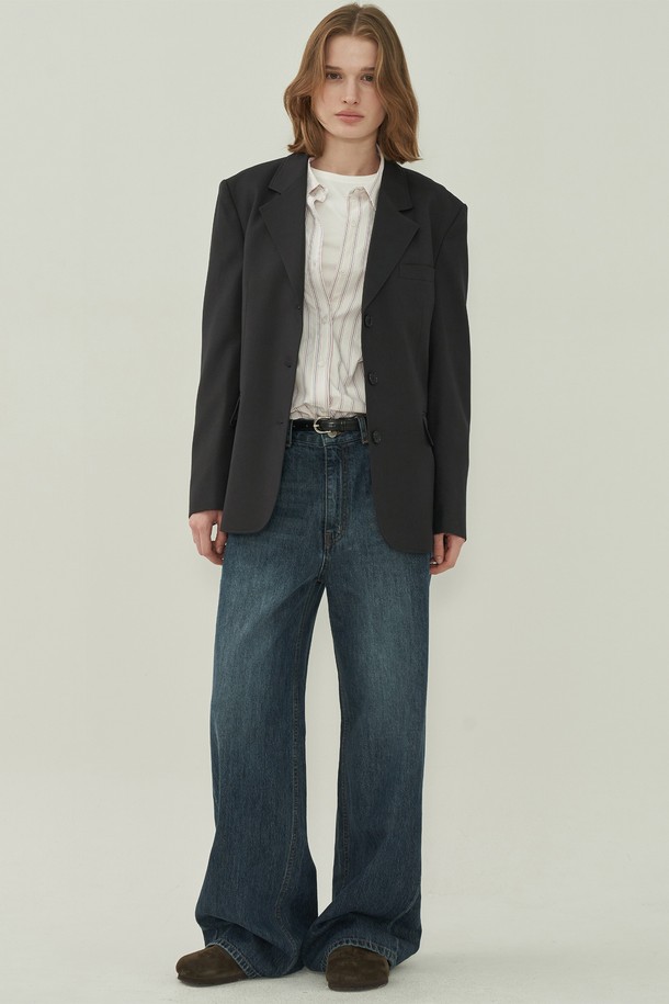 다크블루 색상의 빈티지 롤업 와이드 데님 팬츠입니다. 남성용으로, 봄, 가을에 착용하기 좋은 두께감의 데님 소재입니다. 뻣뻣한 촉감과 루즈핏으로 캐주얼하고 빈티지한 스타일을 연출합니다. 롤업 디테일이 돋보이며, 출근룩, 캐주얼, 미니멀, 클래식 스타일을 즐겨 입는 분들께 추천합니다. 무지 패턴의 긴 기장 와이드 핏 바지입니다.
