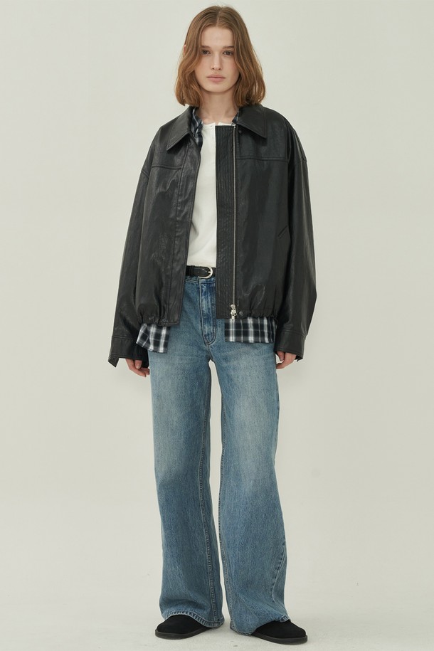 **빈티지 와이드 데님 - Light Blue**

산뜻한 라이트 블루 컬러의 빈티지 와이드 데님 팬츠입니다. 봄, 여름, 가을, 계절에 맞춰 일상에서 편안하게 착용하기 좋습니다. 넉넉한 와이드 핏으로 활동성을 높였으며, 뻣뻣한 데님 소재 특유의 질감이 빈티지한 무드를 더합니다. 은은한 빈티지 워싱 디테일이 돋보이며, 캐주얼, 미니멀, 레트로 스타일을 즐겨 입는 남녀 모두에게 잘 어울립니다. 기본적인 디자인으로 다양한 상의와 손쉽게 매치하여 개성 있는 스타일을 연출할 수 있습니다.
