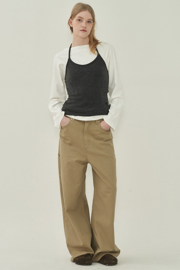 베이직하고 캐주얼한 무드의 남성용 사이드 버튼 코튼 팬츠입니다. 봄, 가을에 착용하기 좋은 두께감의 면 소재로 제작되었으며, 톤 다운된 베이지 컬러가 어떤 상의와도 쉽게 어울립니다. 와이드하고 루즈한 핏으로 편안한 착용감을 선사하며, 사이드 버튼 디테일이 포인트입니다. 일상복으로 활용하기 좋은 실용적인 아이템입니다.
