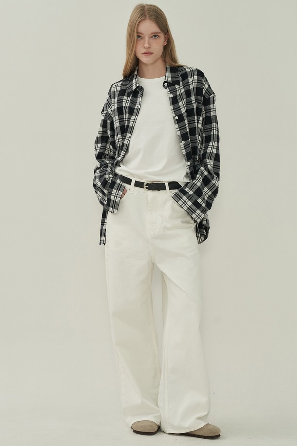 화사하고 시원한 느낌의 사이드 버튼 코튼 팬츠 - 화이트입니다. 베이직하고 캐주얼한 스타일로, 봄, 여름에 활용하기 좋은 긴 기장의 와이드 핏 바지입니다. 얇고 부드러운 면 소재로 제작되어 편안한 착용감을 선사하며, 루즈핏으로 활동성을 높였습니다. 사이드 버튼 디테일이 밋밋함을 덜어주어 스타일리시함을 더합니다. 일상복으로 편안하게 즐겨 입을 수 있는 여성용 팬츠입니다.
