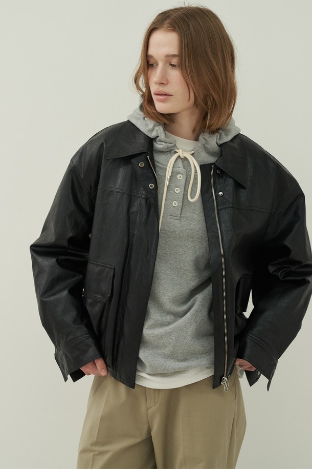 베이직 버튼 후디 스웻셔츠 - Gray는 부드러운 면 소재로 제작되어 편안한 착용감을 선사합니다. 캐주얼하고 미니멀한 스타일로, 일상에서 폭넓게 활용하기 좋습니다. 레귤러 핏에 긴소매, 후드 디자인으로 간절기부터 겨울까지 따뜻하게 입을 수 있습니다. 무지 패턴의 그레이 컬러로 다양한 하의와 매치하기 용이하며, 버튼 여밈 방식과 스트링 디테일로 포인트를 더했습니다.
