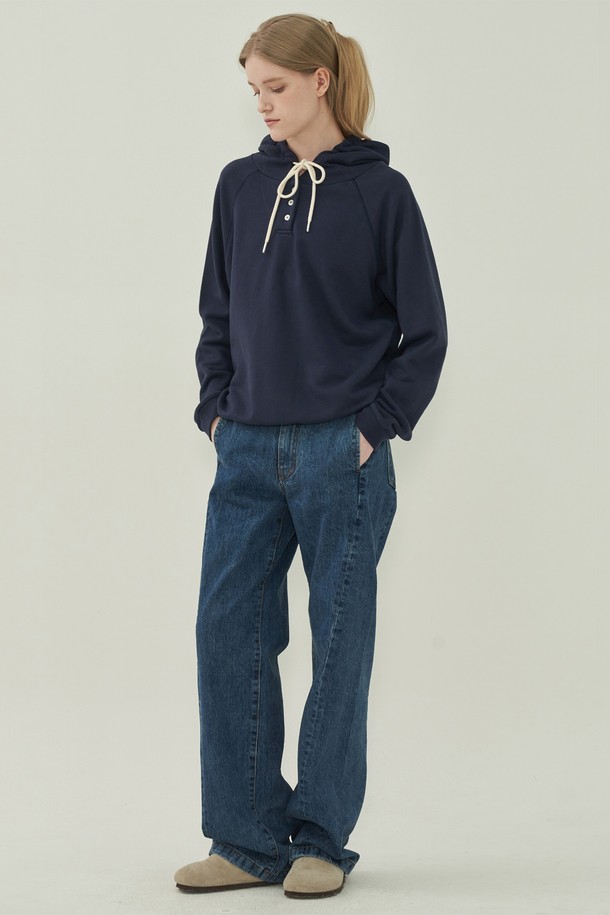 네이비 컬러의 베이직 버튼 후디 스웻셔츠입니다. 캐주얼, 미니멀, 클래식 스타일을 아우르는 디자인으로, 봄, 가을, 겨울 세 계절 모두 활용 가능합니다. 부드러운 면 소재로 제작되어 편안한 착용감을 선사하며, 레귤러 핏으로 어떤 스타일에도 잘 어울립니다. 후드 디자인과 버튼 디테일이 특징이며, 긴소매 기장으로 따뜻함을 더했습니다. 일상복으로 활용하기 좋은 실용적인 아이템입니다.
