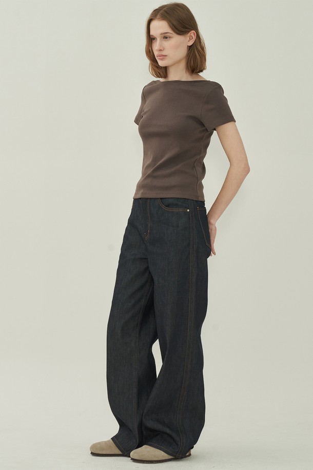 부드러운 면 소재로 제작되어 편안한 착용감을 선사하는 브라운 보트넥 티셔츠입니다. 슬림핏 디자인과 얇은 두께감으로 봄, 여름 시즌에 시원하게 착용하기 좋습니다. 미니멀하고 베이직한 디자인으로 데이트룩, 봄 소풍룩 등 다양한 스타일 연출이 가능합니다. 반소매 기장과 레귤러 기장으로 어떤 하의와도 잘 어울리며, 무지 패턴으로 깔끔함을 더했습니다. 클래식하고 캐주얼한 스타일을 즐기는 여성분들께 추천합니다.
