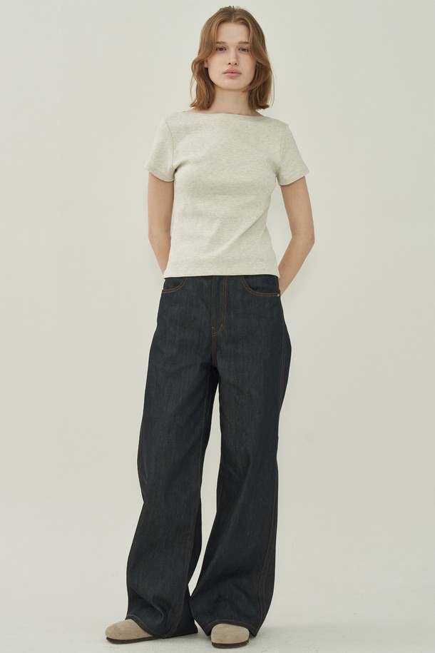 부드러운 면 소재의 보트넥 티셔츠입니다. 미니멀하고 베이직한 디자인으로, 봄, 여름 시즌에 활용하기 좋습니다. 레귤러 핏으로 편안하게 착용 가능하며, 얇은 두께감으로 시원하게 입을 수 있습니다. 오트밀 컬러로 어떤 스타일에도 잘 어울려 데일리룩으로 제격입니다. 반소매 디자인으로 활동성을 높였습니다.
