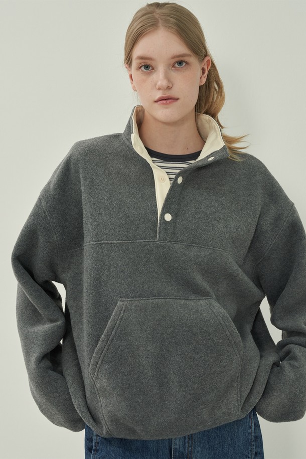 부드러운 플리스 소재의 버튼 풀오버 플리스입니다. 넉넉한 오버핏과 하이넥 디자인으로 편안함과 보온성을 동시에 제공합니다. 가을, 겨울철 일상에서 집콕룩으로 활용하기 좋으며, 캐주얼, 미니멀, 클래식 스타일을 모두 소화할 수 있습니다. 무지 그레이 컬러로 다양한 하의와 매치하기 용이하며, 버튼 디테일이 포인트로 더해졌습니다. 긴소매 기장과 두꺼운 두께감으로 따뜻하게 착용할 수 있습니다.
