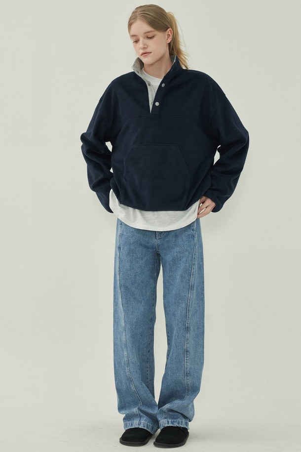 네이비 컬러의 버튼 풀오버 플리스는 여성들을 위한 데일리룩 아이템입니다. 부드러운 플리스 소재로 제작되어 가을, 겨울 시즌 따뜻하게 착용할 수 있으며, 오버핏 디자인과 하이넥, 하프 버튼 디테일이 특징입니다. 캐주얼, 미니멀, 클래식 스타일을 모두 아우르며 산책룩 또는 집콕룩으로 편안하게 연출하기 좋습니다. 무지 디자인으로 어떤 스타일에도 쉽게 매치할 수 있는 베이직한 아이템입니다.
