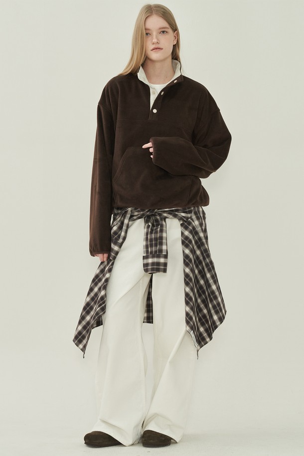 부드러운 플리스 소재의 여성 버튼 풀오버입니다. 톤 다운된 브라운 컬러로 가을, 겨울 시즌에 따뜻하고 포근한 느낌을 줍니다. 하이넥 디자인과 루즈핏으로 편안한 착용감을 선사하며, 캐주얼 및 베이직 스타일 연출에 용이합니다. 하프 버튼 디테일이 포인트이며, 산책룩이나 집콕룩 등 다양한 TPO에 활용 가능합니다. 무지 디자인에 긴 소매 기장으로 활용도를 높여줍니다.
