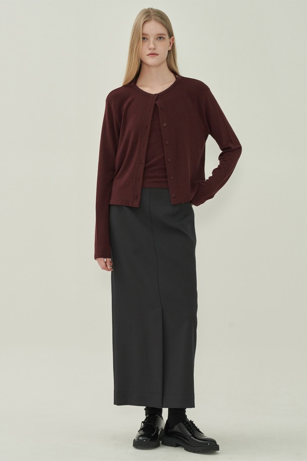 소프트 홀터 가디건세트 - 버건디는 여성 의류 상의로, 봄, 가을에 어울리는 니트 소재의 레귤러핏 가디건 세트입니다. 홀터넥 디자인과 긴 소매 기장으로 세련된 분위기를 연출하며, 부드러운 촉감과 얇은 두께감으로 편안하게 착용할 수 있습니다. 무지 디자인에 버건디 컬러가 더해져 미니멀, 클래식, 로맨틱 스타일을 모두 소화하며, 데이트룩, 모임룩 등 다양한 TPO에 활용 가능합니다. 세트 아이템으로 스타일링의 완성도를 높여줍니다.
