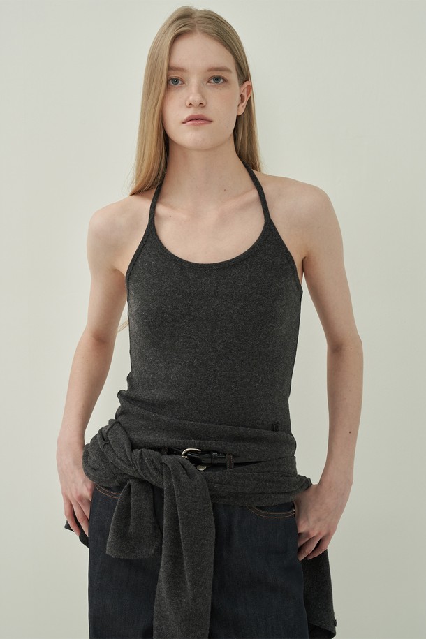 세련된 스타일을 연출해 줄 소프트 홀터 가디건 세트 - 차콜입니다. 부드러운 니트 소재로 제작되어 편안한 착용감을 선사하며, 봄, 가을 간절기에 활용하기 좋습니다. 레귤러 핏의 긴 소매 가디건과 홀터넥 디자인이 세련된 조화를 이루며, 버튼 디테일로 포인트를 더했습니다. 미니멀하고 베이직한 디자인으로 데이트룩, 모임룩 등 다양한 TPO에 매치하기 좋습니다. 차분한 차콜 컬러는 어떤 스타일에도 잘 어울려 활용도가 높습니다.
