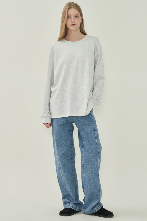 "어스 롱 티셔츠 - 멜란지"는 부드러운 면 소재로 제작되어 편안한 착용감을 선사하는 여성용 티셔츠입니다. 멜란지 그레이 컬러의 무지 디자인으로, 베이직하면서도 캐주얼한 스타일을 연출합니다. 롱 기장에 긴 소매, 루즈핏으로 제작되어 여유로운 핏을 즐길 수 있으며, 라운드넥 디자인으로 편안하게 착용 가능합니다. 봄, 가을 시즌에 산책룩, 집콕룩 등 다양한 TPO에 활용하기 좋으며, 캐주얼, 미니멀, 클래식 스타일을 선호하는 분들께 추천합니다.
