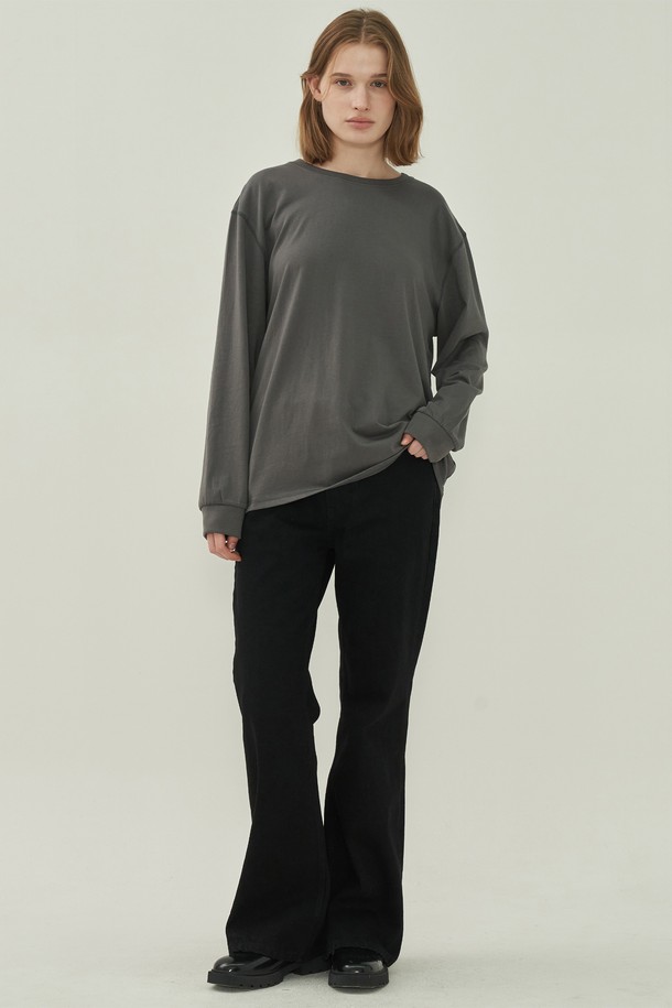 **어스 롱 티셔츠 - Charcoal**는 여성용 상의로, 미니멀하고 베이직한 스타일을 추구하는 분들에게 적합합니다. 롱 기장의 루즈핏 디자인에 긴소매가 편안함을 더하며, 차콜 컬러와 무지 패턴으로 어떤 하의와도 쉽게 매치할 수 있습니다. 부드러운 면 소재로 제작되어 봄, 가을 산책룩에 활용하기 좋으며, 라운드넥 디자인으로 편안한 착용감을 선사합니다.
