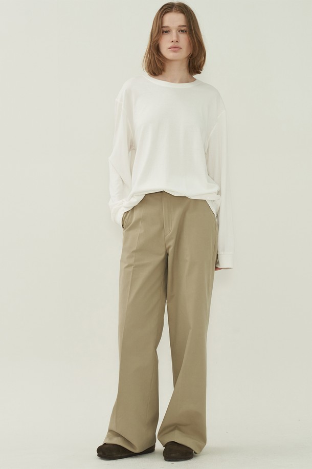 어스 롱 티셔츠 - White는 부드러운 면 소재로 제작되어 편안한 착용감을 선사합니다. 얇은 두께감과 레귤러핏 디자인으로 봄, 여름, 가을에 활용하기 좋으며, 라운드넥과 긴 소매가 특징입니다. 무지 디자인의 화이트 컬러는 어떤 스타일에도 잘 어울리며, 캐주얼, 미니멀, 클래식 무드를 연출합니다. 산책룩, 집콕룩 등 다양한 TPO에 맞춰 활용할 수 있는 데일리 아이템입니다.
