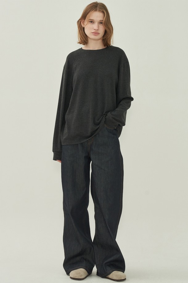 어스 소프트 롱 티셔츠 - 차콜은 남녀 공용으로 제작되어 편안한 착용감을 선사합니다. 부드러운 면 소재로 제작되어 사계절 내내 활용 가능하며, 일상복으로 적합합니다. 루즈핏과 긴 소매, 라운드넥 디자인으로 베이직하면서도 캐주얼한 스타일을 연출합니다. 차콜 컬러와 무지 패턴으로 미니멀한 매력을 더하여 데일리웨어로 손색없습니다. 심플한 디자인으로 다양한 룩에 활용하기 좋습니다.
