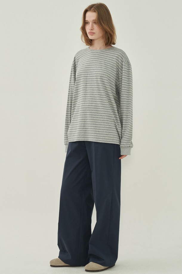 어스 스트라이프 롱 티셔츠 - Gray는 베이직하고 캐주얼한 스타일의 여성용 티셔츠입니다. 부드러운 면 소재로 제작되어 편안한 착용감을 선사하며, 봄, 가을에 산책룩으로 활용하기 좋습니다. 롱 기장에 긴 소매, 라운드넥 디자인과 레귤러핏으로 제작되었으며, 얇은 두께감의 그레이 컬러 스트라이프 패턴이 특징입니다. 미니멀하고 클래식한 무드를 연출하여 다양한 스타일링에 활용하기 좋습니다.
