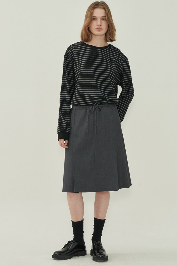 어스 스트라이프 롱 티셔츠 - Black는 베이직하고 캐주얼한 스타일의 여성 상의입니다. 부드러운 면 소재로 제작되어 봄, 가을에 편안하게 착용하기 좋습니다. 롱 기장에 긴 소매, 라운드넥 디자인으로 세련된 느낌을 더했습니다. 블랙 컬러 바탕에 스트라이프 패턴이 돋보이는 디자인으로, 일상복으로 활용하기 좋습니다. 레귤러핏으로 제작되어 편안한 착용감을 선사합니다.
