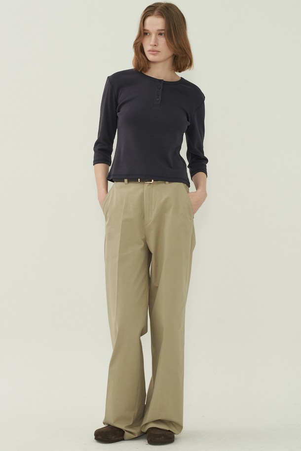 네이비 컬러의 헨리넥 슬림 티셔츠입니다. 부드러운 면 소재로 제작되어 편안한 착용감을 제공하며, 봄, 여름, 가을 계절에 활용하기 좋습니다. 7부 소매 기장과 얇은 두께감으로 가볍게 입기 좋고, 베이직하고 캐주얼한 스타일을 연출할 수 있습니다. 슬림핏 디자인으로 깔끔한 실루엣을 강조하며, 헨리넥 디테일이 포인트입니다. 일상에서 편안하게 즐겨 입을 수 있는 미니멀한 디자인의 티셔츠입니다.
