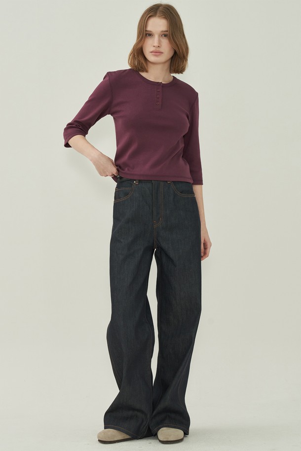 버건디 컬러의 헨리넥 슬림 티셔츠입니다. 부드러운 면 소재로 제작되어 봄, 가을에 편안하게 착용하기 좋습니다. 5부 소매 기장과 슬림핏 디자인으로 여성스러운 실루엣을 연출합니다. 베이직한 스타일에 미니멀, 클래식, 캐주얼 스타일을 더하여 다양한 룩에 활용할 수 있습니다. 얇은 두께감으로 간절기 레이어드 아이템으로도 적합합니다.
