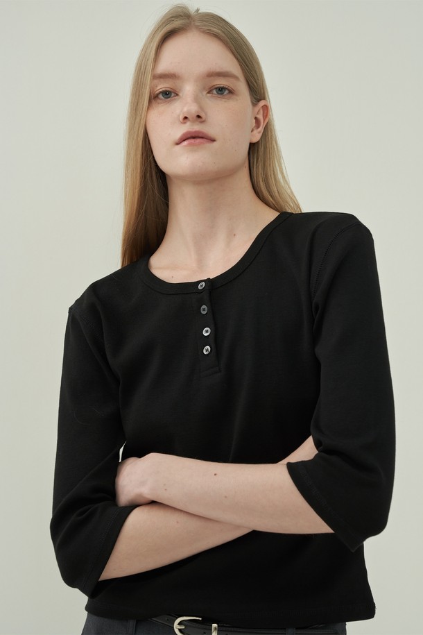 블랙 컬러의 헨리넥 슬림 티셔츠입니다. 부드러운 면 소재로 제작되어 편안한 착용감을 선사하며, 봄, 여름, 가을 시즌에 활용하기 좋습니다. 베이직하고 미니멀한 디자인으로 다양한 스타일 연출이 용이하며, 슬림핏으로 여성스러운 실루엣을 강조합니다. 얇은 두께감과 반소매 기장으로 답답함 없이 시원하게 착용할 수 있으며, 헨리넥과 버튼 디테일이 포인트입니다. 일상에서 편안하게 즐겨 입을 수 있는 기본 아이템입니다.
