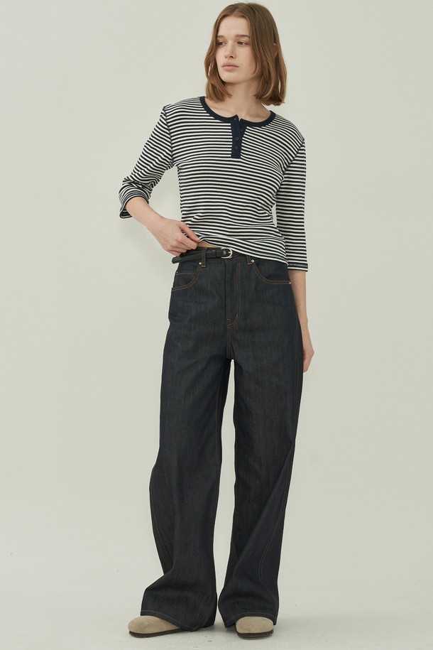 네이비와 화이트 스트라이프 패턴이 시원한 헨리넥 슬림 티셔츠입니다. 부드러운 면 소재로 제작되어 편안한 착용감을 선사하며, 봄, 여름 시즌 데이트룩이나 산책룩에 잘 어울립니다. 슬림핏 디자인으로 여성스러운 실루엣을 강조하며, 얇은 두께감과 반소매 기장으로 시원하게 입을 수 있습니다. 헨리넥 라인과 리본 디테일이 캐주얼하면서도 미니멀한 스타일을 완성하며, 다양한 하의와 매치하여 클래식한 무드를 연출할 수 있습니다.
