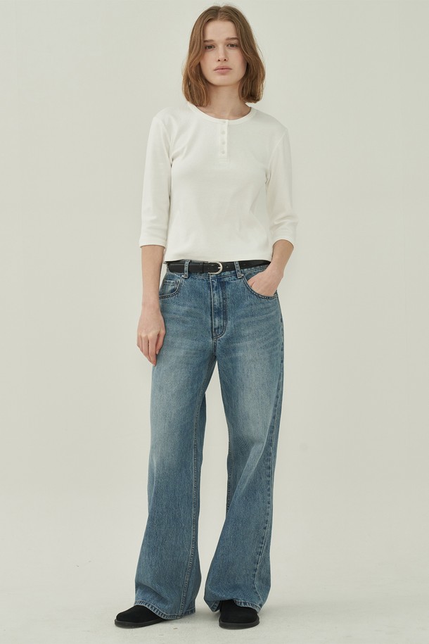 깔끔하고 시원한 헨리넥 디자인의 여성 슬림핏 티셔츠입니다. 부드러운 면 소재로 제작되어 편안한 착용감을 선사하며, 봄, 여름철 데이트룩이나 소풍룩에 제격입니다. 베이직하면서도 캐주얼한 스타일로 미니멀, 클래식 룩 연출에도 활용하기 좋습니다. 얇은 두께감과 반소매 기장으로 답답함 없이 시원하게 즐길 수 있으며, 화이트 컬러는 어떤 하의와도 잘 어울려 활용도가 높습니다. 슬림핏으로 여성스러운 실루엣을 강조해줍니다.
