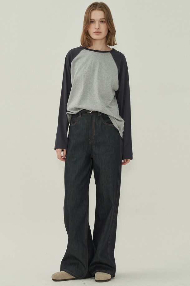 네이비와 그레이 컬러 배색이 돋보이는 래글런 스티치 티셔츠입니다. 부드러운 면 소재로 제작되어 편안한 착용감을 선사하며, 봄, 가을에 활용하기 좋습니다. 래글런 소매 디자인과 라운드넥으로 캐주얼하고 베이직한 스타일을 연출합니다. 일상생활은 물론, 출근룩이나 산책룩으로도 손색없는 활용도를 자랑합니다. 레귤러핏으로 제작되어 누구나 부담 없이 즐겨 입을 수 있습니다.
