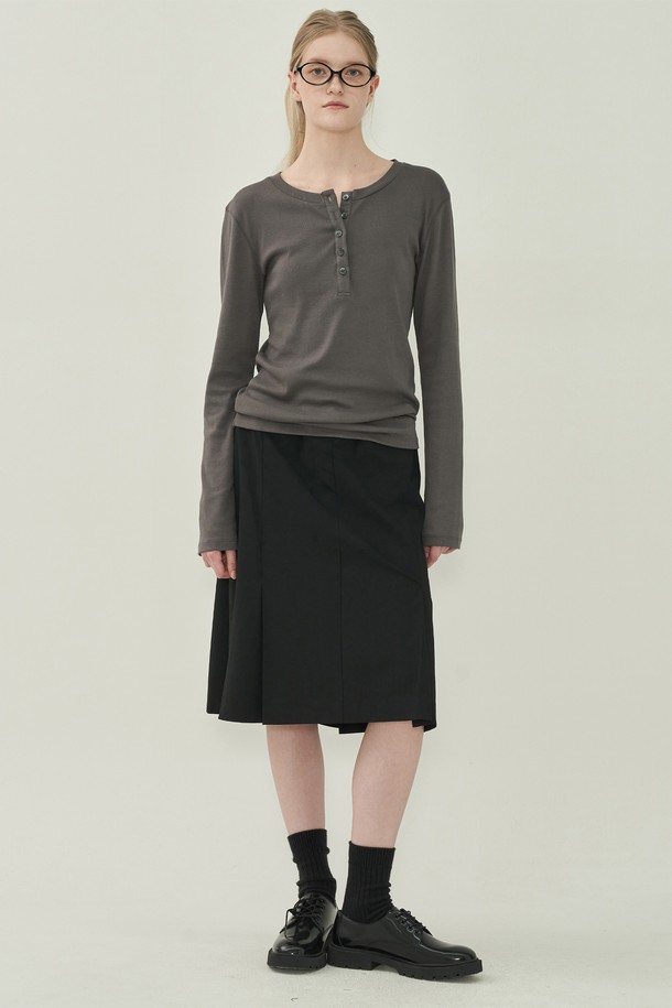 차분하고 세련된 무드의 헨리넥 클래식 티셔츠입니다. 부드러운 면 소재로 제작되어 편안한 착용감을 선사하며, 레귤러핏으로 제작되어 깔끔한 실루엣을 연출합니다. 차콜 컬러와 무지 디자인은 어떤 스타일에도 잘 어울려 활용도가 높습니다. 헨리넥 디자인과 버튼 디테일이 클래식한 멋을 더하며, 봄, 가을 출근룩 또는 비즈니스 캐주얼에 적합합니다. 긴소매 기장으로 간절기에 유용하게 착용할 수 있습니다.
