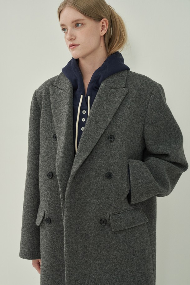 세련된 무드의 울 더블 롱 코트 - Gray를 소개합니다. 여성스러운 실루엣을 연출하는 오버핏 디자인으로, 가을과 겨울에 따뜻하게 착용하기 좋습니다. 미니멀하고 클래식한 스타일을 선호하는 분들께 추천하며, 오피스룩, 출근룩, 모임룩 등 다양한 TPO에 활용할 수 있습니다. 부드러운 울 소재와 두꺼운 두께감으로 포근함을 더하고, 롱 기장과 더블 버튼, 포켓 디테일이 돋보입니다. 시크하고 세련된 스타일을 완성해 보세요.
