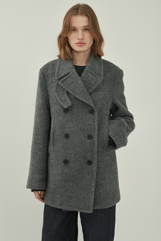 세련된 무드의 울 더블 피코트입니다. 부드러운 울 소재와 두꺼운 두께감으로 가을, 겨울 시즌 따뜻하게 착용할 수 있습니다. 클래식하고 미니멀한 디자인에 그레이 컬러가 더해져 어떤 룩에도 시크하게 매치하기 좋습니다. 오피스룩, 출근룩은 물론 모임룩까지, 다양한 TPO에 활용할 수 있으며 레귤러핏으로 편안한 착용감을 선사합니다. 더블 버튼 디자인과 긴 소매 기장이 특징인 여성 아우터입니다.
