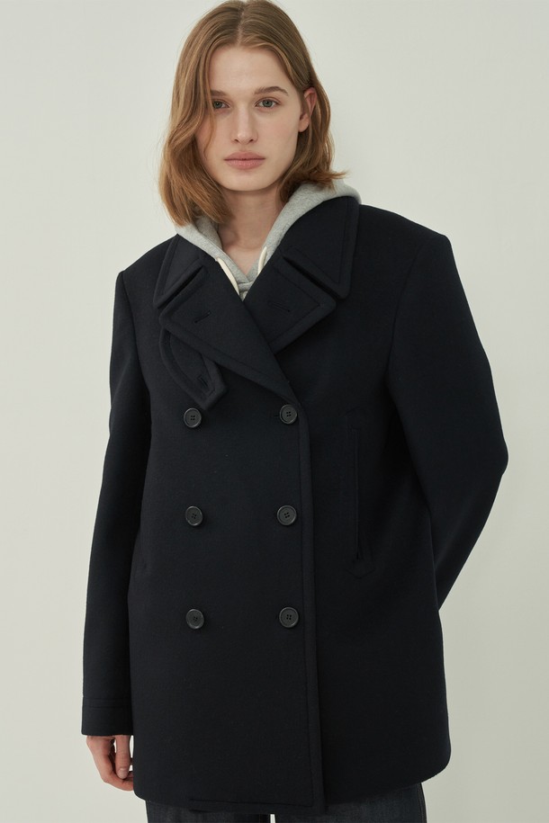 세련된 블랙 컬러의 울 더블 피코트입니다. 가을과 겨울, 쌀쌀한 날씨에 따뜻하게 몸을 감싸줍니다. 클래식하고 미니멀한 디자인으로 오피스룩, 출근룩, 모임룩 등 다양한 TPO에 활용 가능합니다. 레귤러 핏에 두꺼운 울 소재로 제작되어 부드러운 촉감과 뛰어난 보온성을 제공합니다. 칼라 디테일과 더블 버튼 여밈으로 돋보이는 스타일을 연출해보세요.

