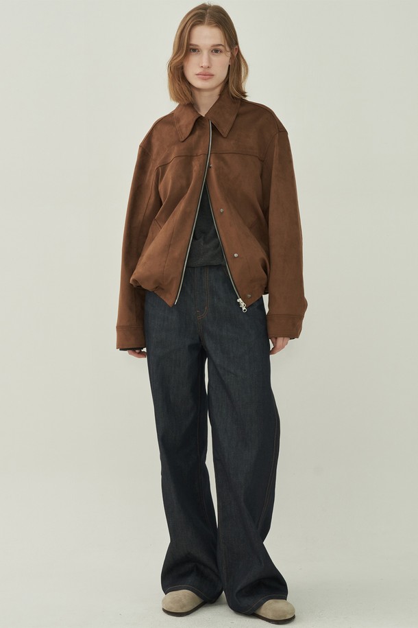 부드러운 스웨이드 소재와 따뜻한 카멜 베이지 컬러가 돋보이는 스웨이드 투웨이 블루종입니다. 캐주얼, 클래식, 미니멀 스타일을 모두 아우르는 베이직한 디자인으로, 가을, 겨울철 데일리룩과 출근룩, 모임룩에 활용하기 좋습니다. 레귤러핏으로 편안한 착용감을 선사하며, 투웨이 집업 디자인으로 다양한 스타일 연출이 가능합니다. 두꺼운 두께감으로 보온성을 높였으며, 긴 소매 기장으로 안정감을 더했습니다.
