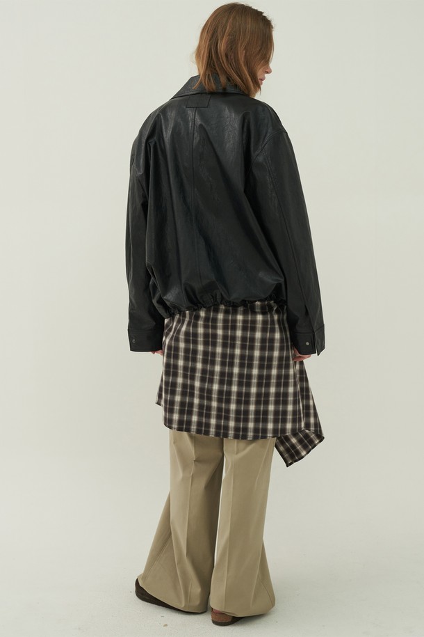 블랙 레더 투웨이 블루종은 여성 고객을 위한 캐주얼 스타일의 아우터입니다. 봄, 가을에 착용하기 좋으며, 무지 패턴의 오버핏 크롭 기장으로 디자인되었습니다. 뻣뻣한 촉감의 가죽 및 합성가죽 소재로 제작되었으며, 두꺼운 두께감으로 보온성을 높였습니다. 긴 소매와 투웨이 지퍼 디테일이 특징이며, 다양한 스타일 연출에 용이합니다.
