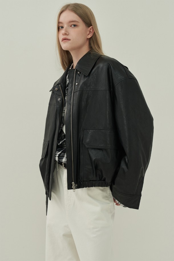 클래식한 매력의 블랙 컬러 포켓 레더 퀄팅 점퍼입니다. 가을과 겨울, 두 계절 모두 착용 가능한 두꺼운 두께감의 레더 소재로 제작되어 뻣뻣한 촉감이 특징입니다. 오버핏 디자인으로 편안한 착용감을 선사하며, 집업 스타일로 간편하게 여밀 수 있습니다. 출근룩과 모임룩 모두에 잘 어울리는 클래식, 미니멀, 시크 스타일을 연출해보세요. 퀄팅 디테일과 포켓 디자인이 돋보이는 여성용 아우터입니다.
