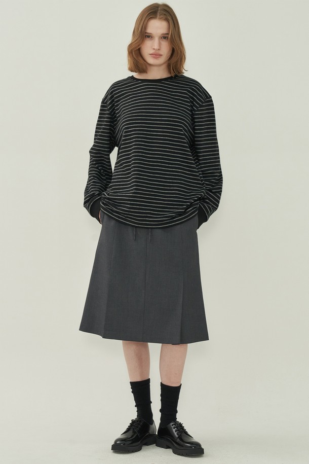 **플리츠 미디 스커트 - 그레이**는 여성용 스커트로, 베이직하고 캐주얼한 스타일을 연출하기 좋습니다. 봄, 가을, 겨울 세 계절에 걸쳐 활용 가능하며, 일상, 출근룩, 모임룩 등 다양한 TPO에 적합합니다. 부드러운 촉감의 폴리에스테르 소재로 제작되었으며, 허리 밴딩과 허리끈 디테일이 편안한 착용감을 선사합니다. 플리츠 디자인과 미디 기장, 레귤러 핏으로 캐주얼, 미니멀, 클래식 스타일을 모두 소화할 수 있습니다. 무지 패턴의 그레이 컬러로 다양한 상의와 손쉽게 매치하여 활용도 높은 코디를 완성해보세요.
