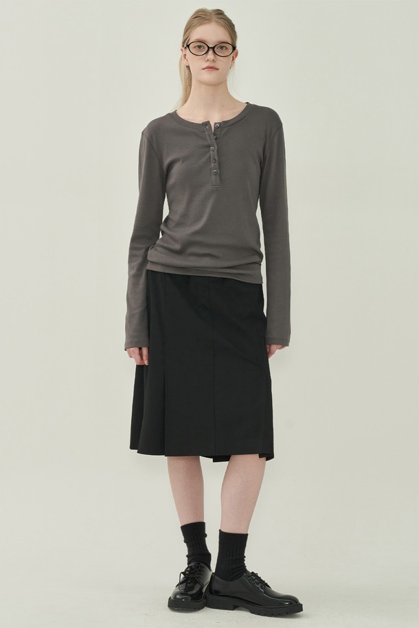 블랙 색상의 플리츠 미디 스커트입니다. 얇은 두께감의 폴리에스테르 소재로 제작되어 부드러운 촉감을 선사하며, 봄, 가을 시즌에 활용하기 좋습니다. 밴딩 처리된 레귤러핏으로 편안하게 착용 가능하며, 미니멀하고 클래식한 스타일을 연출합니다. 무지 디자인과 플리츠 디테일이 돋보이며, 오피스룩, 출근룩, 모임룩 등 다양한 TPO에 활용할 수 있습니다. 
