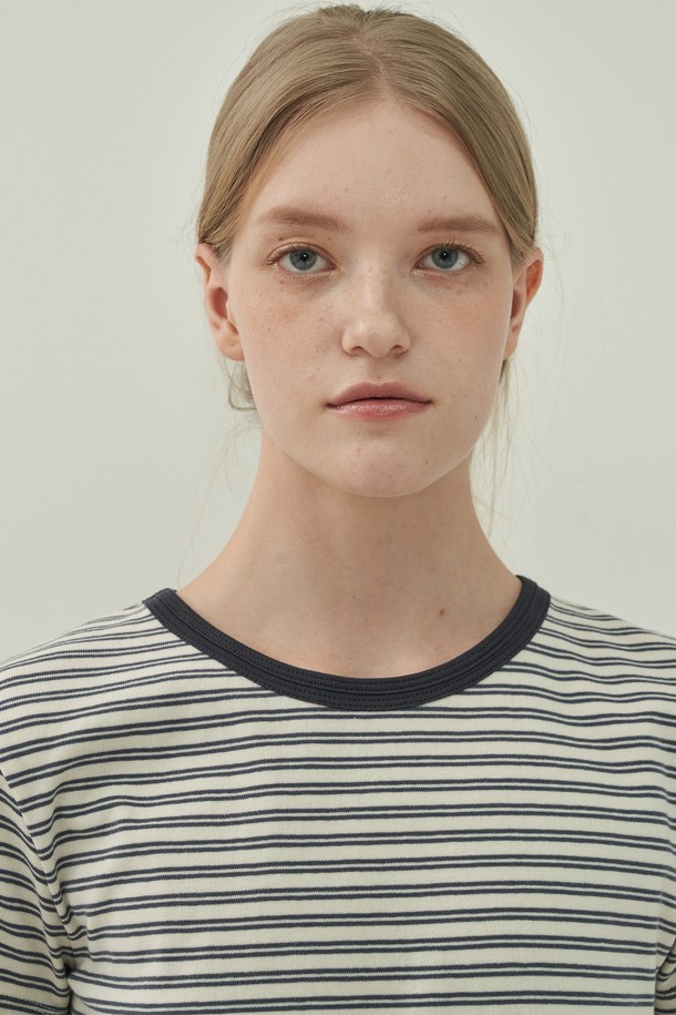 세련된 스트라이프 패턴의 더블넥 코튼 티셔츠입니다. 부드러운 촉감의 면 소재로 제작되어 편안한 착용감을 선사하며, 봄, 여름 시즌에 적합합니다. 레귤러 핏에 얇은 두께감으로 가볍게 즐겨 입기 좋으며, 캐주얼, 미니멀, 클래식 스타일을 연출하기 좋습니다. 그레이와 화이트 컬러의 조화가 시원하고 깔끔한 인상을 주며, 더블넥 디테일로 포인트를 더했습니다. 일상에서 편안하고 스타일리시하게 연출해보세요.
