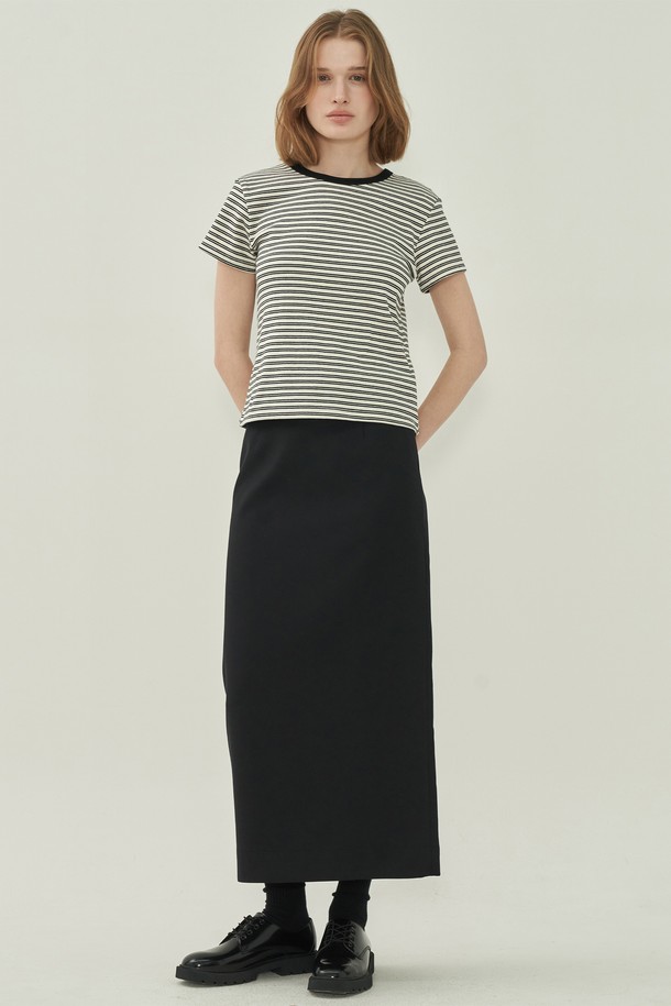 **더블넥 코튼 티셔츠 - 스트라이프 아이보리**

부드러운 면 소재로 제작되어 편안한 착용감을 선사하는 더블넥 티셔츠입니다. 아이보리 바탕에 시원한 스트라이프 패턴이 더해져 캐주얼하면서도 미니멀한 스타일을 연출합니다. 얇은 두께감으로 봄, 여름 시즌에 시원하게 입을 수 있으며, 레귤러핏으로 누구나 부담없이 착용하기 좋습니다. 더블넥 디자인과 소매 리브 디테일이 포인트이며, 여성스러운 실루엣을 강조합니다. 블랙 컬러도 함께 출시되어 취향에 따라 선택 가능합니다.
