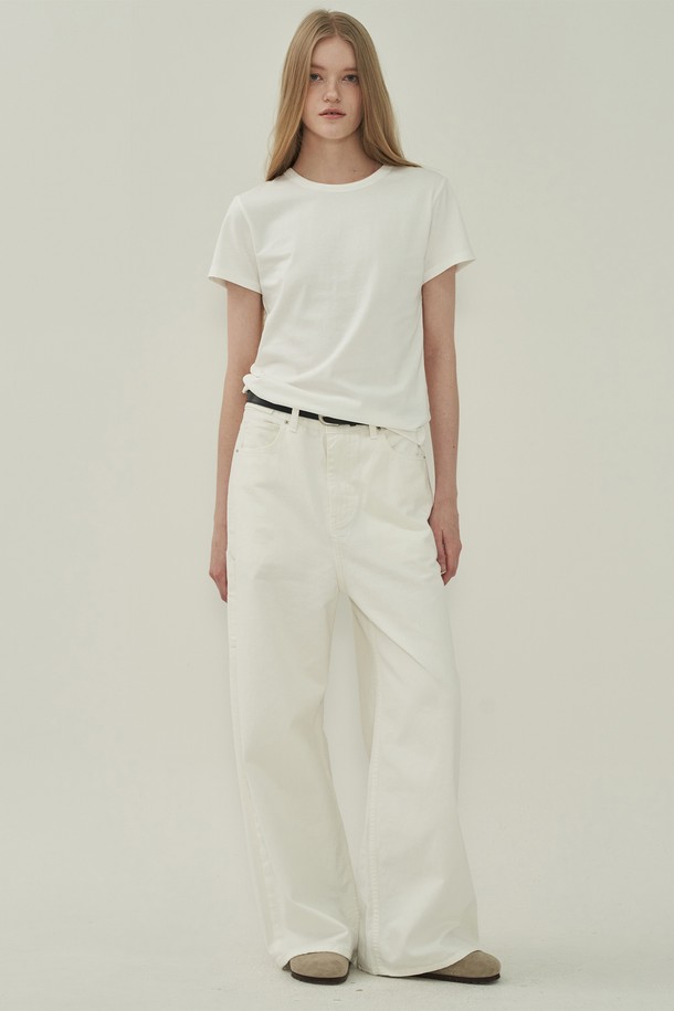 더블넥 디자인이 돋보이는 화이트 컬러의 여성 코튼 티셔츠입니다. 부드러운 촉감의 면 소재로 제작되어 봄, 여름 시즌에 시원하고 편안하게 착용하기 좋습니다. 미니멀하고 베이직한 디자인으로 데이트룩, 출근룩 등 다양한 TPO에 활용 가능하며, 레귤러핏과 라운드넥으로 편안한 착용감을 선사합니다. 깔끔한 무지 디자인에 더블넥 디테일로 포인트를 더해 미니멀, 클래식, 캐주얼 등 다양한 스타일을 연출할 수 있습니다. 얇은 두께감과 반소매 기장으로 답답함 없이 시원하게 즐기세요.
