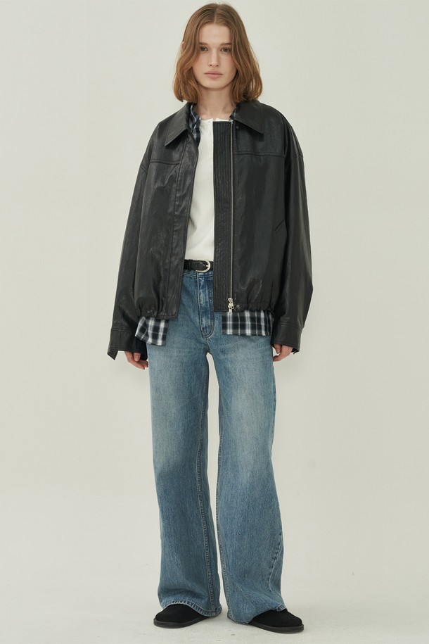 세련된 무드의 레더 스트링 블루종 - 블랙입니다. 부드러운 인조가죽 소재로 제작되어 편안한 착용감을 선사하며, 크롭 기장과 레귤러핏으로 트렌디한 실루엣을 연출합니다. 캐주얼, 스트릿 스타일을 즐겨 입는 여성분들에게 추천하며, 데이트룩, 모임룩 등 다양한 TPO에 활용 가능합니다. 집업 방식에 스트링 디테일로 포인트를 주어 개성 있는 스타일을 완성해보세요. 봄, 가을 시즌에 활용하기 좋은 두께감으로, 지금 바로 만나보세요.
