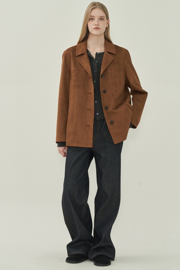 카멜 베이지 컬러의 스웨이드 소재 여성 클래식 재킷입니다. 가을, 겨울 시즌에 어울리는 두꺼운 두께감과 부드러운 촉감이 특징입니다. 레귤러 핏에 긴 소매, 노치드 라펠 디테일이 돋보이는 디자인으로, 버튼 여밈 방식의 클래식한 무드를 선사합니다. 오피스룩, 출근룩, 모임룩 등 다양한 TPO에 활용 가능한 미니멀하고 시크한 스타일을 연출해보세요.
