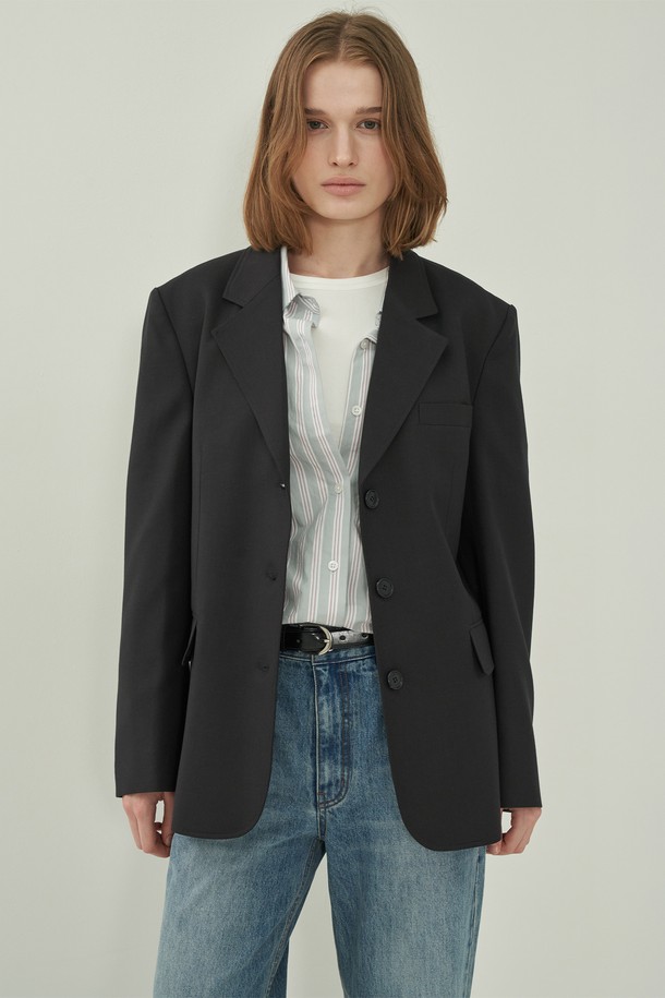 에센셜 3버튼 재킷 - Dark Gray는 여성 고객을 위한 베이직하고 클래식한 스타일의 자켓입니다. 

일상, 오피스룩, 비즈니스 캐주얼, 출근룩 등 다양한 TPO에 활용 가능하며, 봄, 가을에 적합합니다. 

부드러운 폴리에스테르 소재로 제작되어 편안한 착용감을 선사하며, 레귤러 핏과 3버튼 여밈 방식으로 디자인되었습니다. 

다크 그레이 컬러의 무지 패턴과 테일러드 코트 타입의 디자인은 미니멀하면서도 세련된 분위기를 연출합니다. 

긴 소매 기장의 레귤러 기장으로, 클래식한 디자인과 에센셜 라인이 조화를 이루어, 활용도 높은 아이템입니다.
