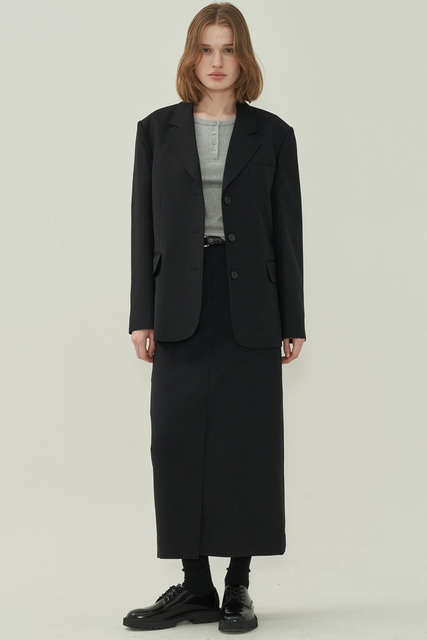 에센셜 3버튼 재킷 - Black은 여성의 세련된 스타일을 완성하는 데 필수적인 아이템입니다. 봄, 가을 시즌에 적합하며, 울 소재로 제작되어 두꺼운 두께감과 뻣뻣한 촉감을 선사합니다. 미니멀하고 베이직한 디자인으로 오피스룩, 출근룩, 모임룩 등 다양한 TPO에 활용 가능합니다. 테일러드 코트 타입에 3버튼 디테일이 더해져 클래식하고 시크한 무드를 연출하며, 레귤러핏으로 편안하게 착용할 수 있습니다. 블랙 컬러의 크롭 기장 긴소매 자켓으로, 어떤 옷에도 쉽게 매치하여 스타일리시한 룩을 연출해보세요.
