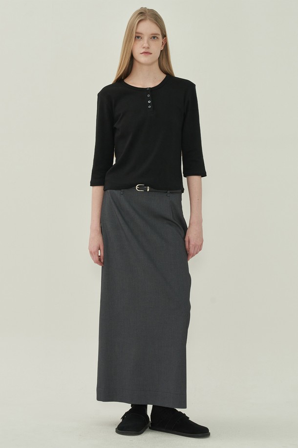 에센셜 슬릿 롱 스커트 - Gray는 미니멀하고 베이직한 스타일의 여성 롱 스커트입니다. H라인 핏으로 레귤러핏을 제공하며, 출근룩에 적합합니다. 사계절 모두 착용 가능하며, 무지 디자인이 특징입니다. 에센셜 라인으로, 슬릿 디테일이 돋보이는 모던한 디자인입니다.
