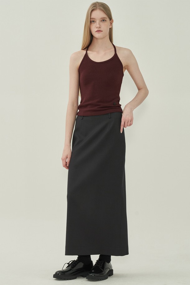 다크 그레이 컬러의 에센셜 슬릿 롱 스커트입니다. 울 소재로 제작되어 부드러운 촉감과 두꺼운 두께감으로 가을, 겨울 시즌에 따뜻하게 착용할 수 있습니다. H라인 핏과 무지 디자인으로 미니멀하고 베이직한 스타일을 연출하며, 레귤러핏으로 편안하게 착용 가능합니다. 오피스룩, 출근룩, 모임룩 등 다양한 TPO에 활용할 수 있으며, 슬릿 디테일이 은은한 포인트를 더합니다.
