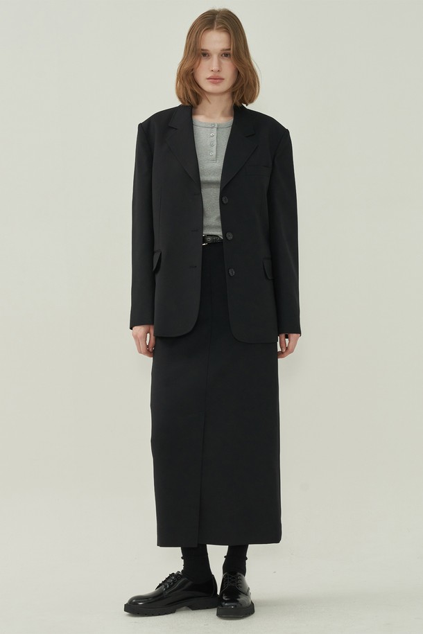 에센셜 슬릿 롱 스커트 - Black는 여성용으로, 미니멀하고 베이직한 스타일을 추구하는 분들을 위한 아이템입니다. 사계절 내내 활용 가능하며, H라인 핏과 사이드 슬릿 디자인으로 세련된 실루엣을 연출합니다. 무지 디자인의 블랙 컬러로, 출근룩, 오피스룩, 모임룩 등 다양한 TPO에 활용하기 좋습니다. 클래식하고 시크한 스타일을 완성하는 데 적합한 롱 스커트입니다.
