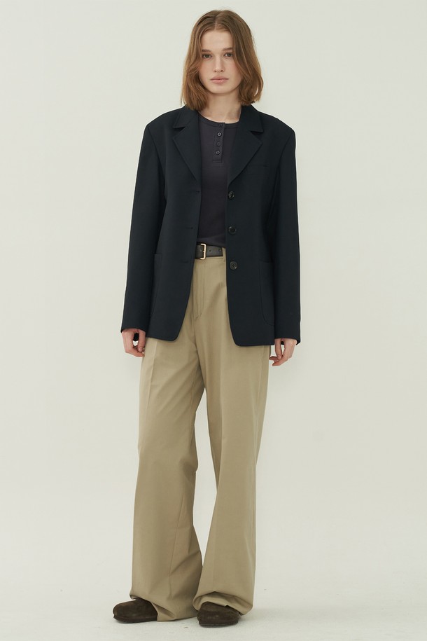 네이비 컬러의 프렌치 클래식 재킷입니다. 울 소재에 두꺼운 두께감으로 제작되어, 봄, 가을 시즌에 착용하기 좋습니다. 테일러드 칼라와 싱글 버튼 여밈 방식으로 클래식한 매력을 더하며, 레귤러 핏으로 편안하게 착용 가능합니다. 테일러드 칼라와 포켓 디테일이 돋보이는 디자인으로, 오피스룩, 출근룩, 모임룩 등 다양한 TPO에 활용할 수 있습니다. 미니멀하면서도 클래식한 스타일을 연출하기에 적합합니다.
